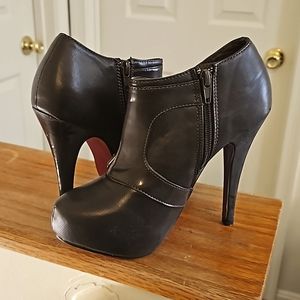 Brown Size 7 Jacobies booties